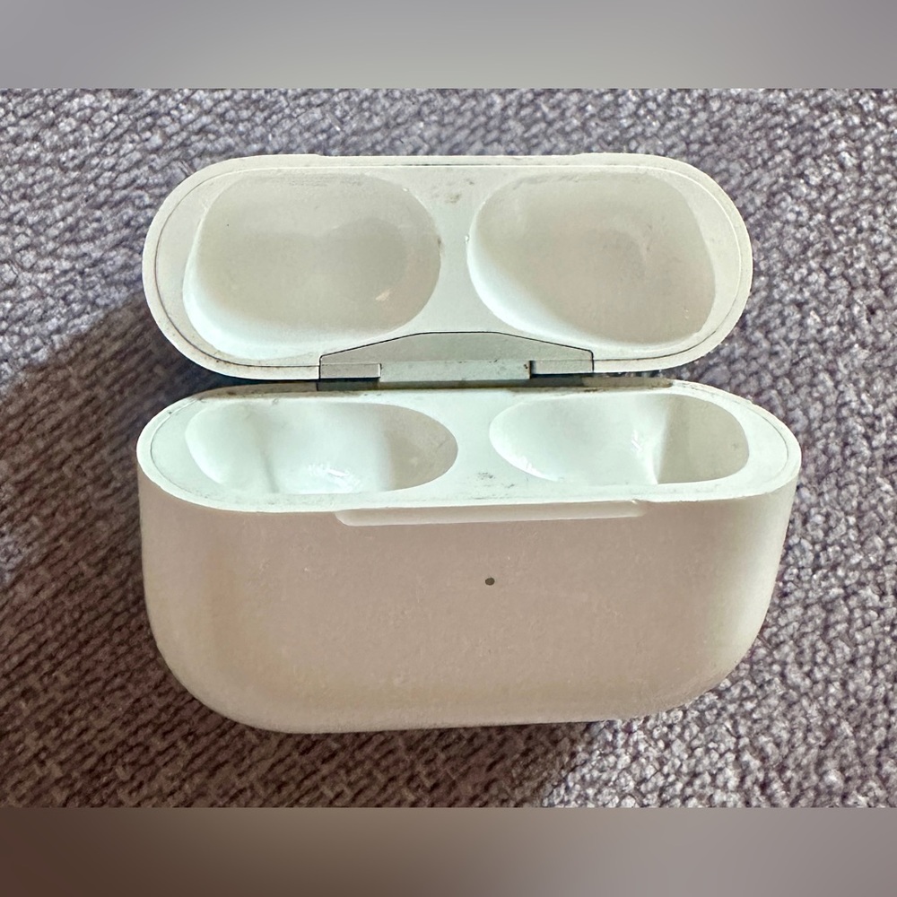 Apple Bottoms White Earbud Charging Case (A2190)